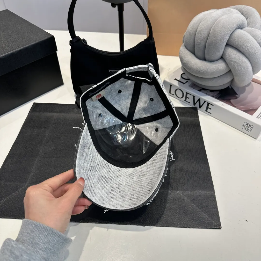 P60 Crow Heart 🆕🆕New baseball cap, stylish and classic cross logo, casual with a cool feeling, unisex style, same style for men and women! Very easy to match! Head circumference: 56-58cm is available